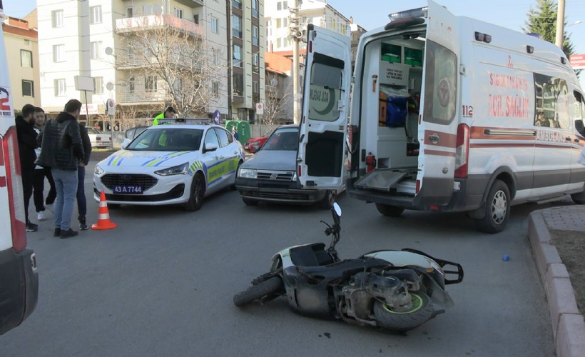 Otomobille çarpışan motosikletteki anne kız yaralandı