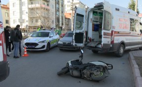 Otomobille çarpışan motosikletteki anne kız yaralandı