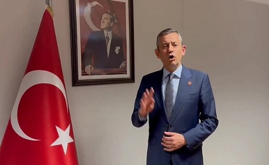 Özgür Özel vatandaşları bayrak asmaya davet etti