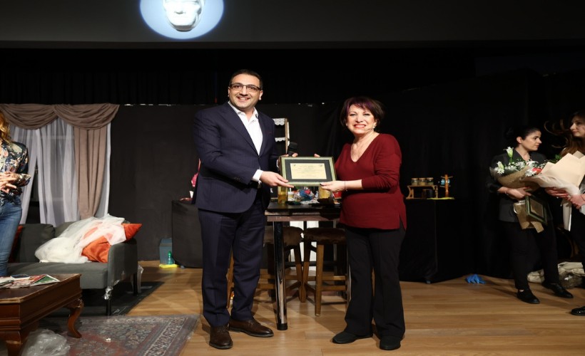 Plastik Aşklar'a ayakta alkış!