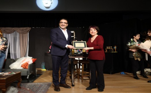 Plastik Aşklar'a ayakta alkış!