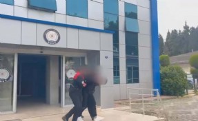 Polisten kaçarken tarlaya attığı çuvaldan 4 tabanca, şarjör ve fişek çıktı