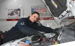 Sanayinin kadın tamircileri, eşlerinden öğrendikleri meslekte usta oldu