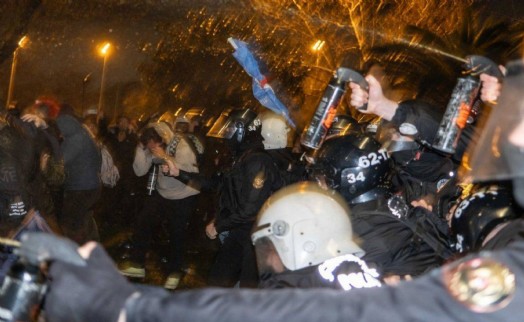 Saraçhane'ye polis müdahalesi: Belediye binasında yaralılar var!