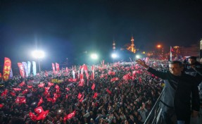 Özgür Özel, Saraçhane'den Erdoğan'a seslendi: İzmir'den ellerini çek!