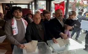Şenol Aslanoğlu oy kullandığı sandıktan seslendi: 'İmamoğlu Cumhurbaşkanı olacak'
