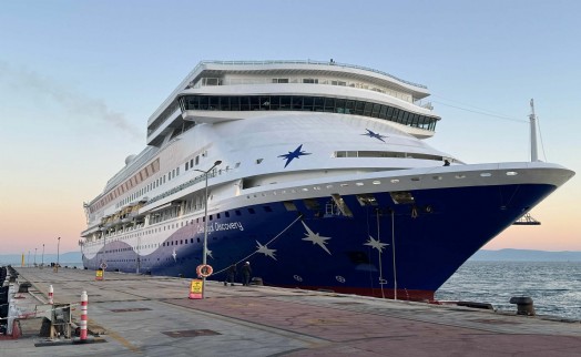 Sezonun ilk kruvaziyeri Kuşadası Limanı'nda; Santorini'ye gidecek