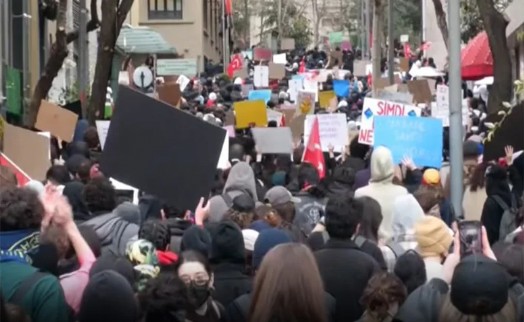 Şişli'de toplanan öğrencilere polisten 'yüzünüzü açın' anonsları