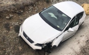 Su kanalına düşen otomobilin sürücüsü yaralandı