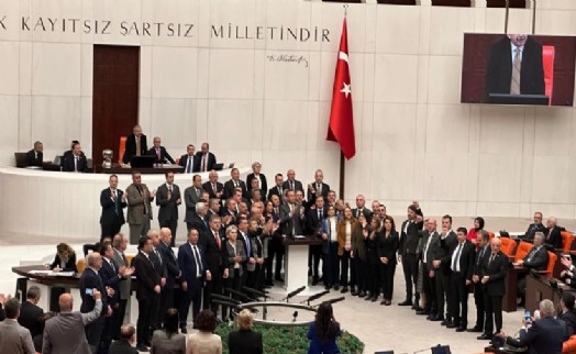 TBMM'de 'İmamoğlu' krizi: CHP'li vekiller kürsüye çıktı, Genel Kurul kapatıldı
