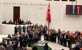 TBMM'de 'İmamoğlu' krizi: CHP'li vekiller kürsüye çıktı, Genel Kurul kapatıldı