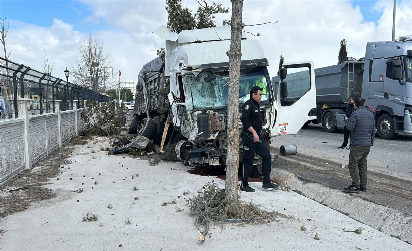 TIR’ın çarptığı minibüsün sürücüsü öldü; kaza kamerada