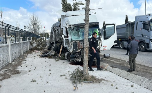 TIR’ın çarptığı minibüsün sürücüsü öldü; kaza kamerada