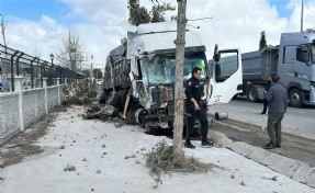 TIR’ın çarptığı minibüsün sürücüsü öldü; kaza kamerada