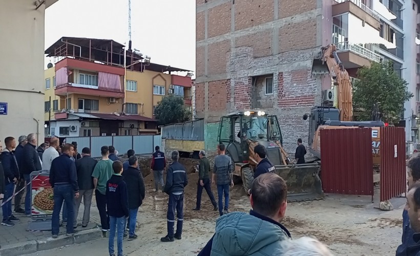 Temel kazısı sırasında bitişikteki 4 katlı binada çökme meydana geldi