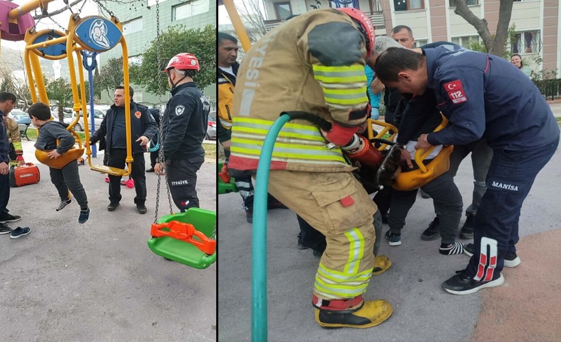Ters oturduğu salıncakta sıkışan çocuğu itfaiye kurtardı
