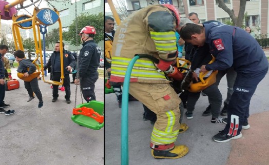Ters oturduğu salıncakta sıkışan çocuğu itfaiye kurtardı