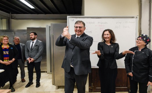 Türkiye'de ilk kez İzmir’de uygulanacak: İşaret dili tercümanları, Eşrefpaşa Hastanesi'nde hizmet verecek