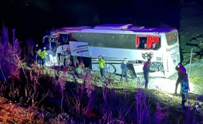 Yolcu otobüsü bariyere çarptı: 1 ölü, 26 yaralı