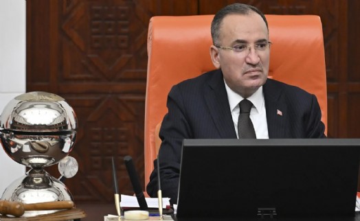 AK Parti'li vekilin Meclis'te anlattığı fıkra Bekir Bozdağ'ı bile çileden çıkardı: 'Özür dile!'