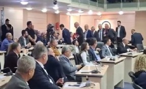 AK Partilileri kızdıran isim değişikliği! Salonu terk ettiler