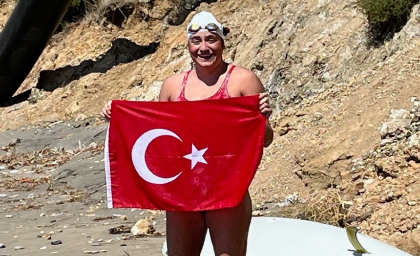 Açık su yüzücüsü Aysu Türkoğlu Ka'iwi Kanalı'nı geçerek tarih yazdı