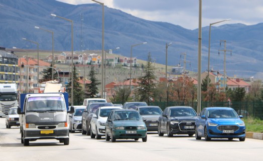 Afyonkarahisar- Antalya kara yolunda bayram dönüş trafiği