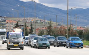 Afyonkarahisar- Antalya kara yolunda bayram dönüş trafiği