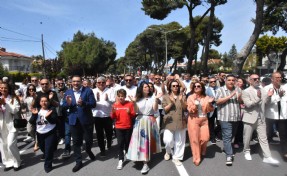 Alaçatı Ot Festivali'nde renkli kortej