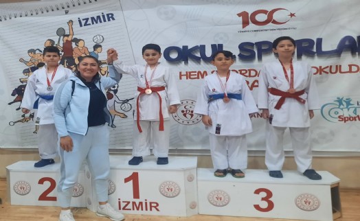 Aliağalı karateciler İzmir Şampiyonası’nda 21 madalya birden kazandı