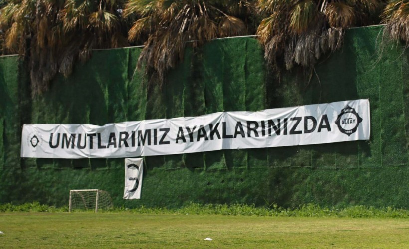 Altay taraftarından futbolculara pankartlı destek