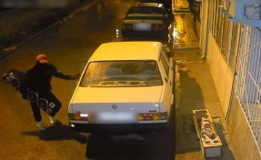 Araçtan ses sistemi hırsızlığı kamerada