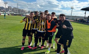 Ayvalıkgücü ve Aliağa nefes nefese şampiyonluk yarışında