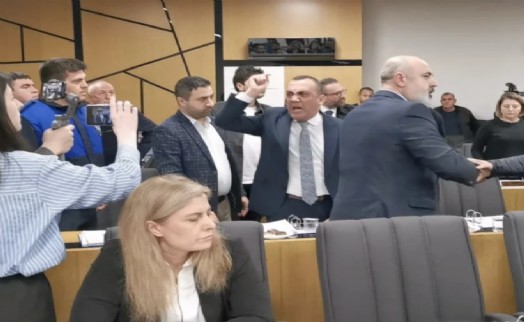 Belediye meclisinde kavga: 'Başkana parmak sallayamazsın, elini kırarım senin!'
