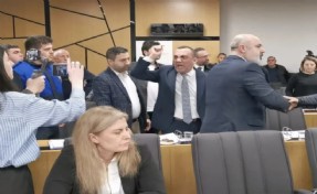Belediye meclisinde kavga: 'Başkana parmak sallayamazsın, elini kırarım senin!'
