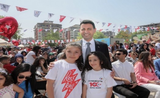 Binlerce çocuk Bayram coşkusunu renkli etkinliklerle yaşadı: Bayraklı’da muhteşem 23 Nisan Karnavalı