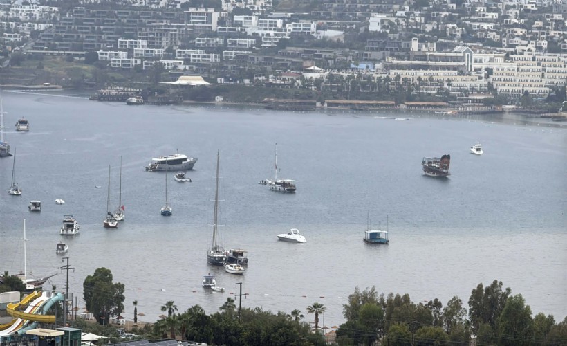 Bodrum'u sağanak vurdu: Deniz kahverengi oldu