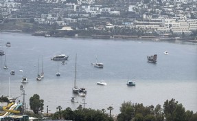 Bodrum'u sağanak vurdu: Deniz kahverengi oldu