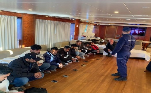 Bodrum ve Milas'ta 30 kaçak göçmen ile 8 göçmen kaçakçısı yakalandı