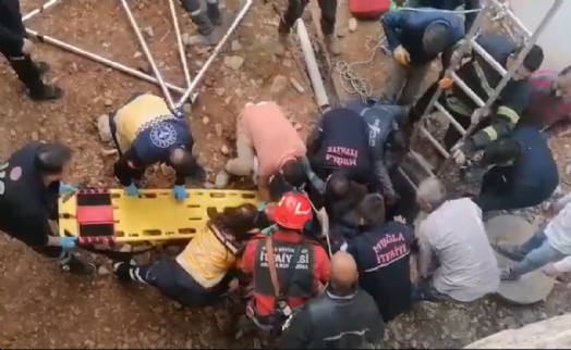 Bodrum’da 4 metrelik kuyuya düşen işçiyi itfaiye kurtardı