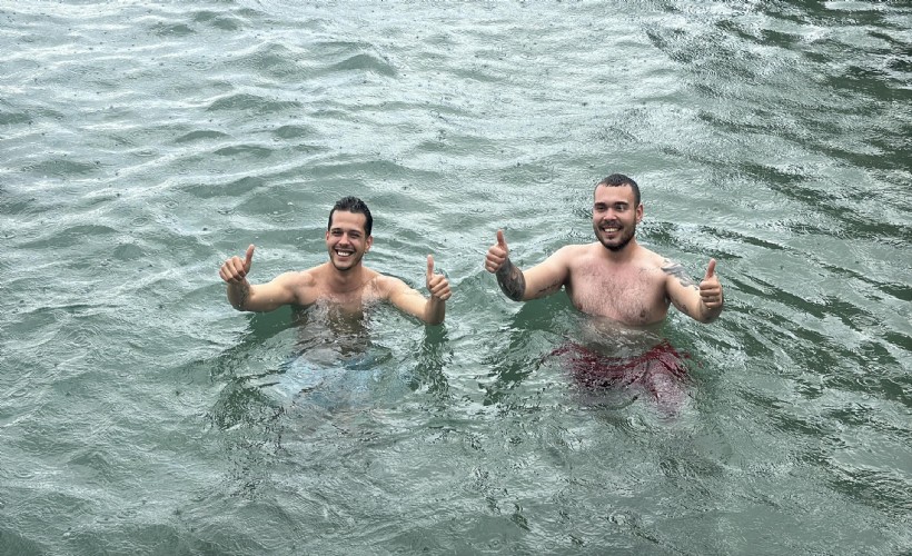 Bodrum’da kuvvetli sağanak sırasında denize girdiler