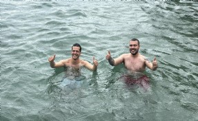 Bodrum’da kuvvetli sağanak sırasında denize girdiler