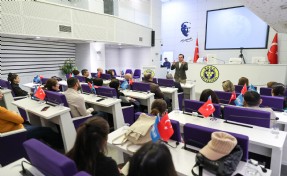 Buca'da 'Geleceğin Liderlerini Yetiştiren Anne Baba Olmak' semineri