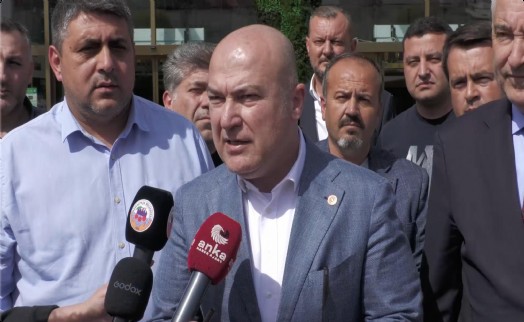 CHP’li Bakan’dan Kemalpaşa Belediyesi önünde açıklama: ‘Operasyonluk’ bir durum yok!