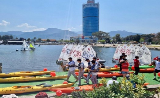 Çocuklar Su Sporları Şenliği’nde buluştu: Büyükşehir'de yelkenler fora