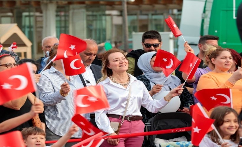 Çocuklarımızla bayramı kutlamak gurur verici: 23 Nisan coşkusu Konak'ta devam ediyor