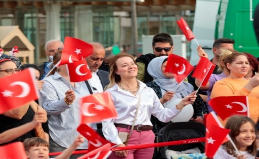 Çocuklarımızla bayramı kutlamak gurur verici: 23 Nisan coşkusu Konak'ta devam ediyor