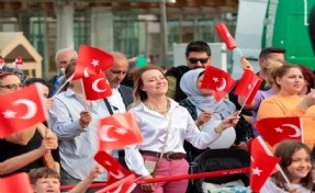 Çocuklarımızla bayramı kutlamak gurur verici: 23 Nisan coşkusu Konak'ta devam ediyor