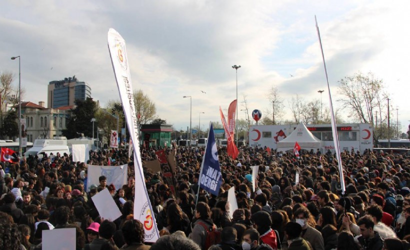 ‘Diplomasız Erdoğan’ sloganına atan 5 kişiye gözaltı