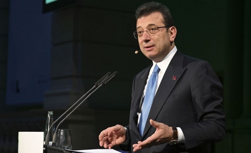 Ekrem İmamoğlu, çocukların çizdiği resimlerle 23 Nisan'ı kutladı